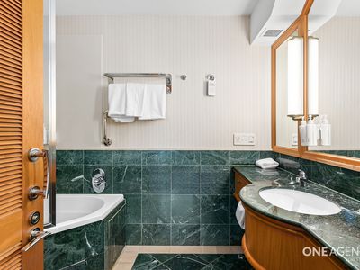 303 / 2801-2833 Gold Coast Highway, Surfers Paradise