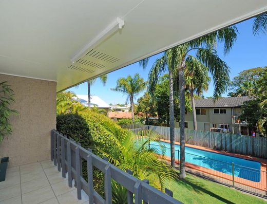 Renovated townhouse close to beach image 10