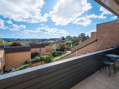 8 / 3 Garran Place, Garran