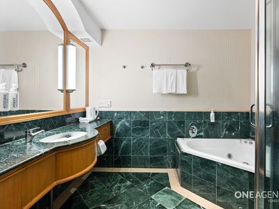 303 / 2801-2833 Gold Coast Highway, Surfers Paradise