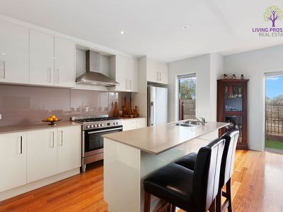 3 / 12 La Rochelle Boulevard, Point Cook