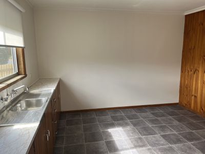 2 / 6 Portarlington Road, Newcomb