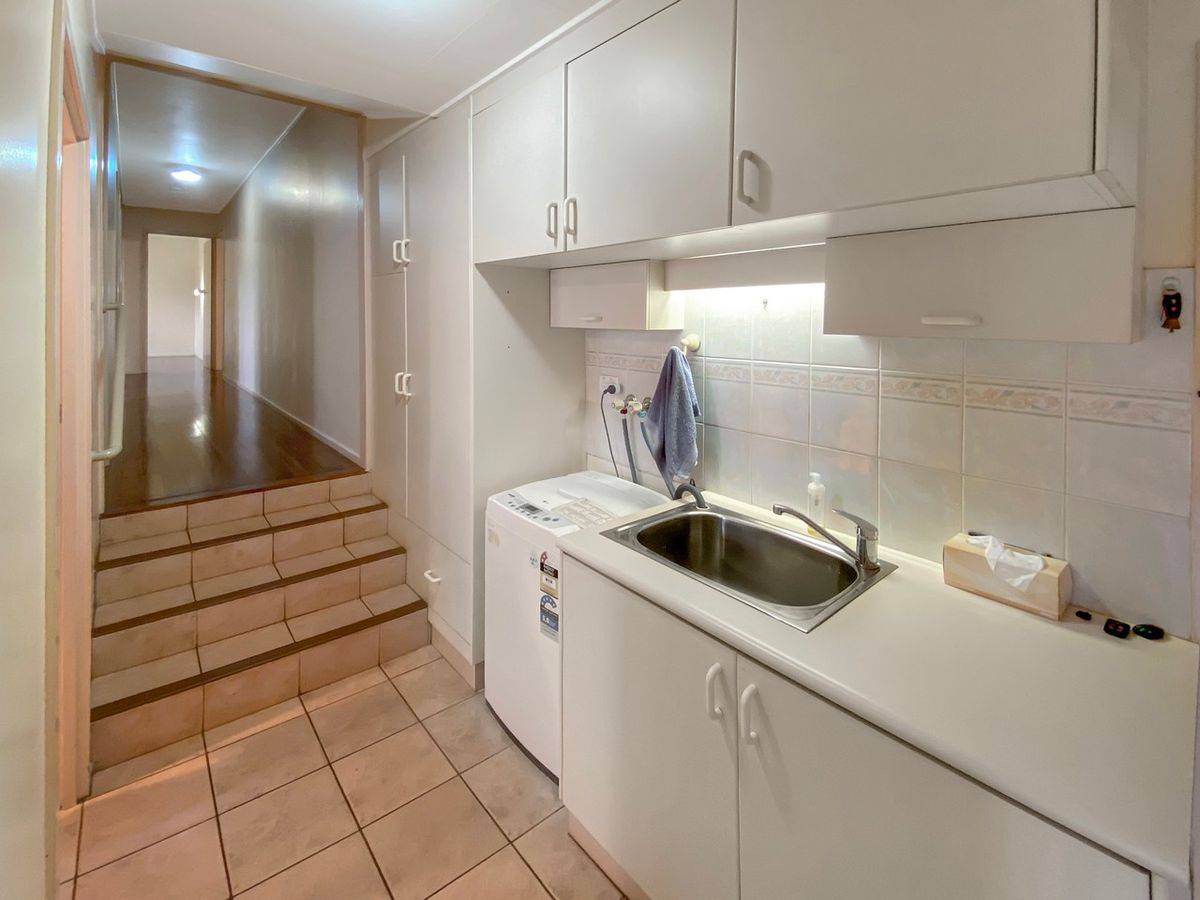 8394 Kennedy Highway, Atherton