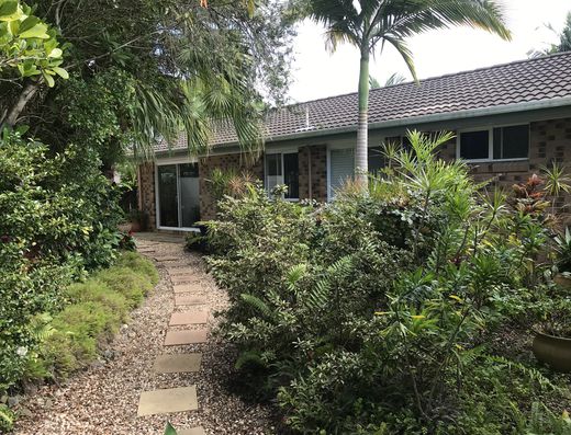 Fully Furnished 3 Bedroom Home with Tropical Pool image 15