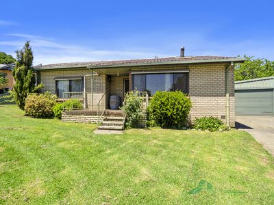 24 Lakeside Avenue , Mount Beauty