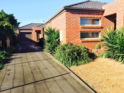 2 / 11A Moffatt Crescent, Hoppers Crossing