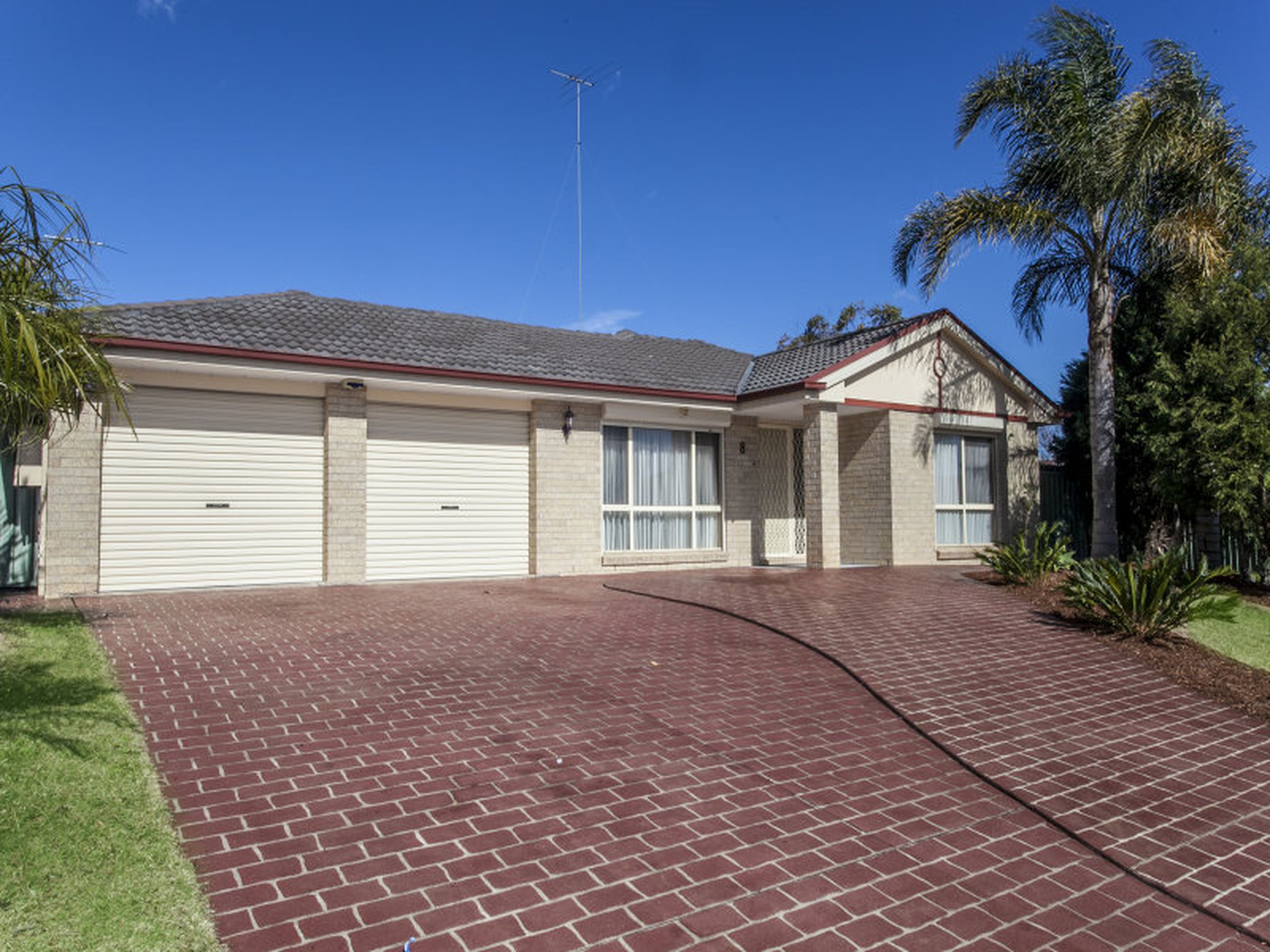 8 Laguna Drive, GLENMORE PARK