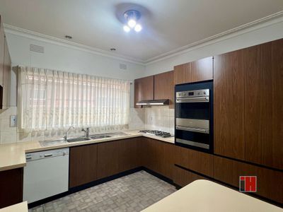 22 Lake Street, Avondale Heights