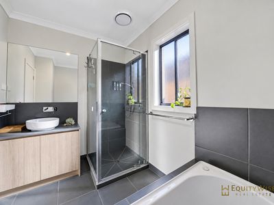 19 Sparland Street, Manor Lakes