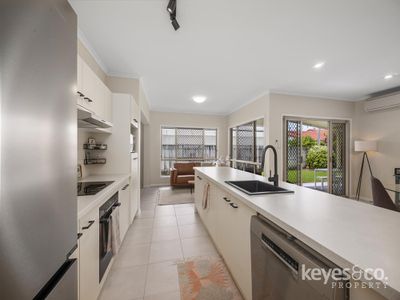 10 Carisbrooke Court, Annandale
