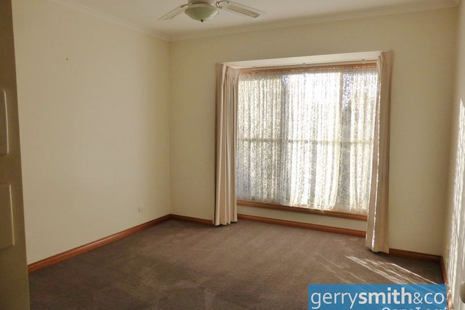 13 Hopkins Drive, Horsham