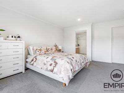 5 Kinross Parade, Clyde North