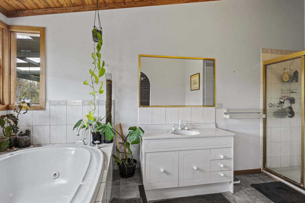 560 Old Tolmie Road, Mansfield