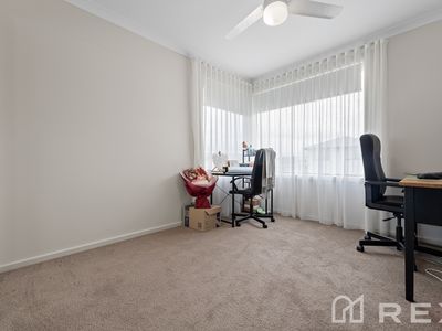 27 Flaxlilly Crescent, Officer