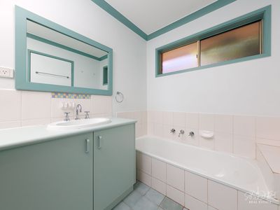 28 AZURE DRIVE, Wodonga