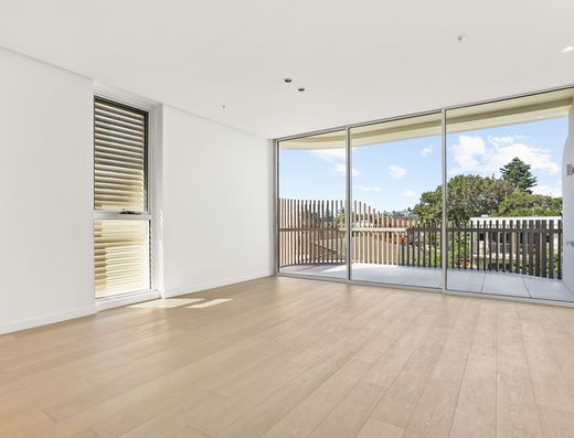 Second Floor Luxury Beachside Apartment - Aqualine, Bondi Beach