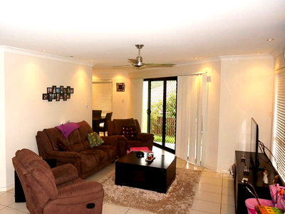 2 / 23 Cranberrie Cres, Pimpama