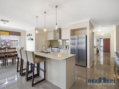 5 Fieldstone Crescent, Cranbourne North