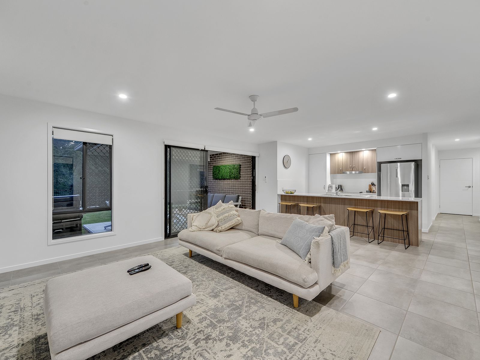 4 + 2 Bed Dual $1,046 m High Rental