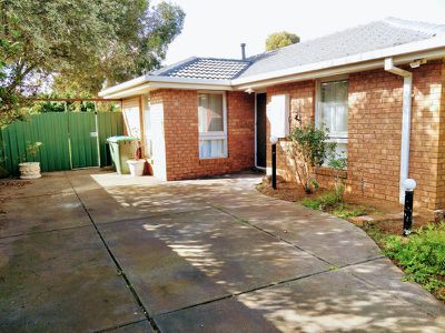 8 Dobell Crescent, Werribee