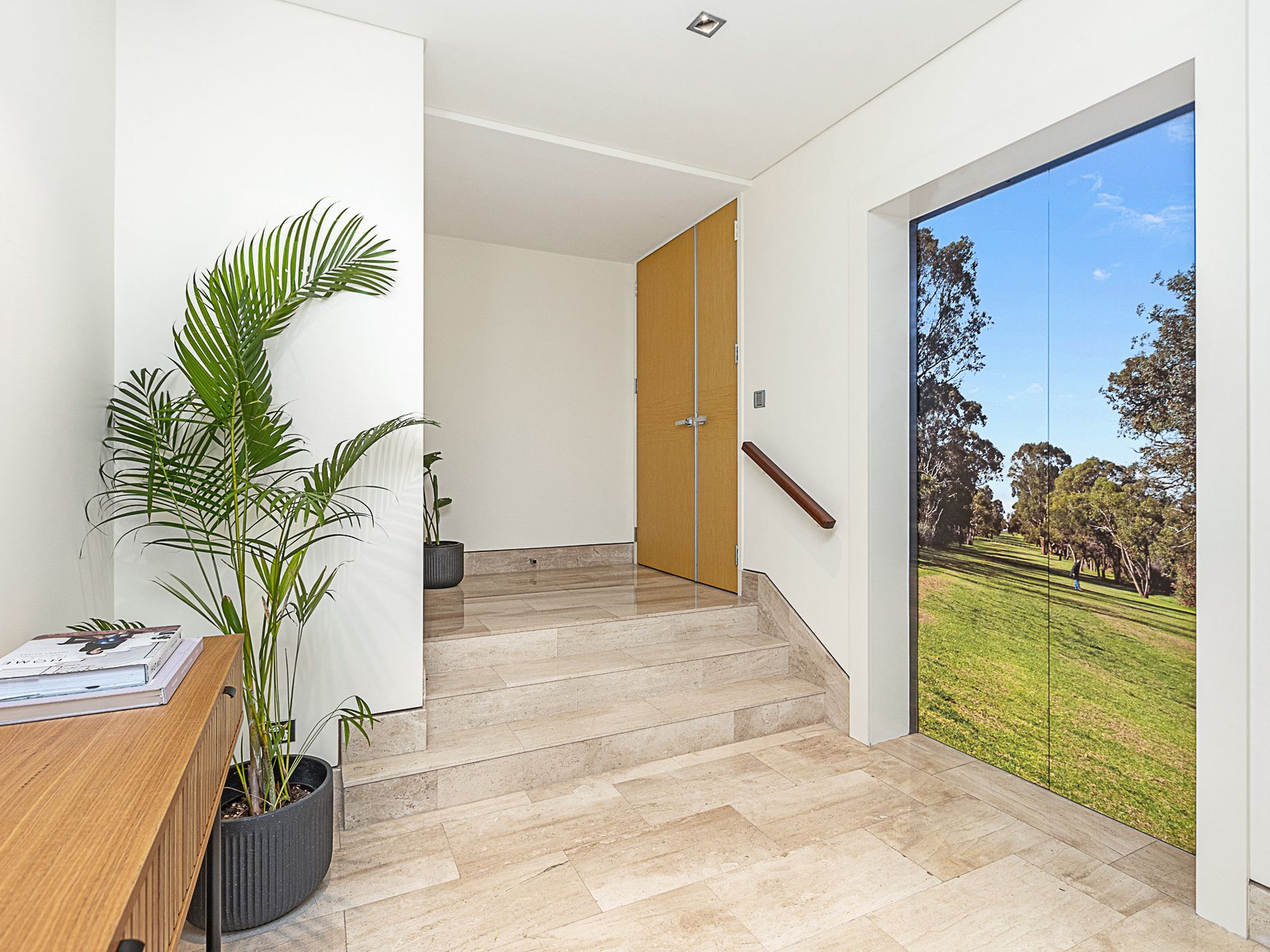 1 / 8 Mounts Bay Road, Crawley