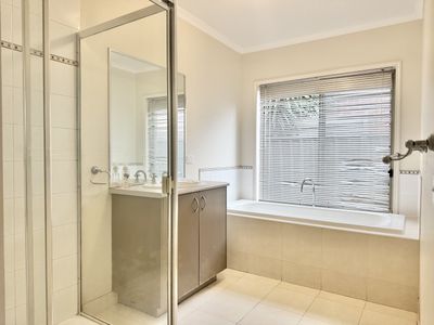 10 Maclarens Close, Manor Lakes