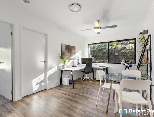 Modern Family Living in Prime Location image 11