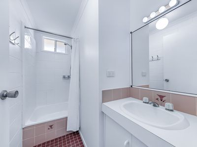 9 / 11 Island Close, Cannonvale