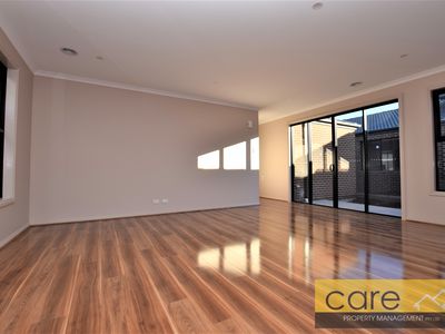 15 STATURE AVENUE, Clyde North