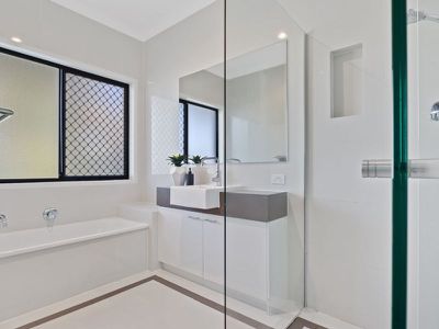 5 Pathfinder Road, Coomera Waters