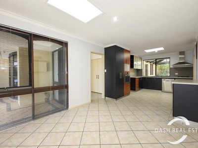 24 Taylor Way, Hillarys