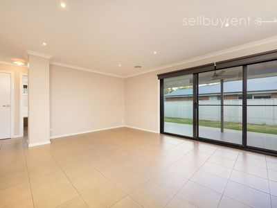 33 WHITELEY CIRCUIT, Baranduda