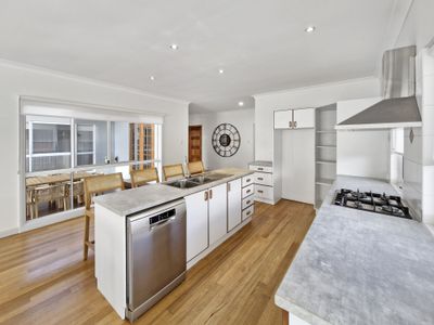24 Crouch Avenue, Atherton