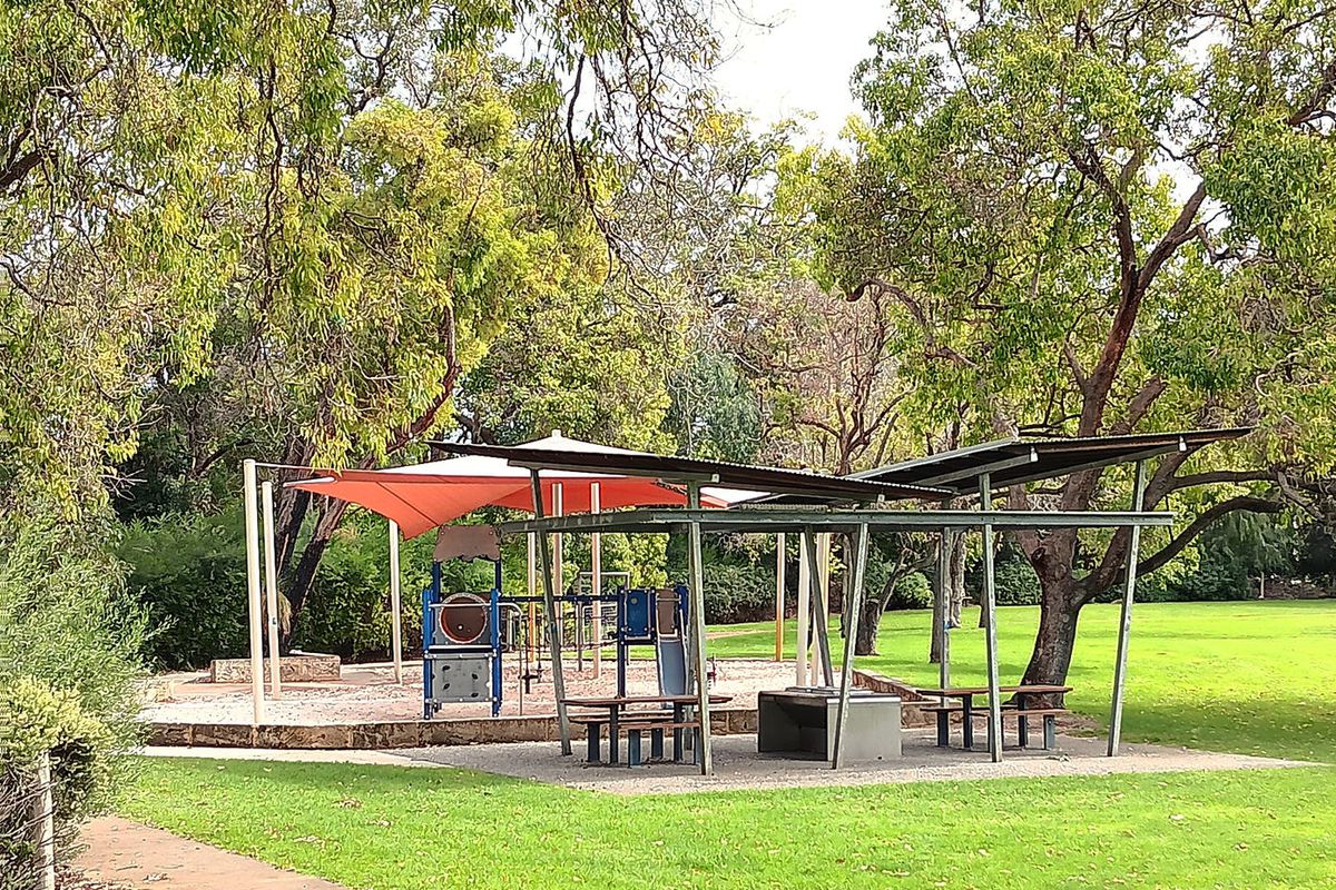 18 / 22 Rinaldo Crescent, Coolbellup