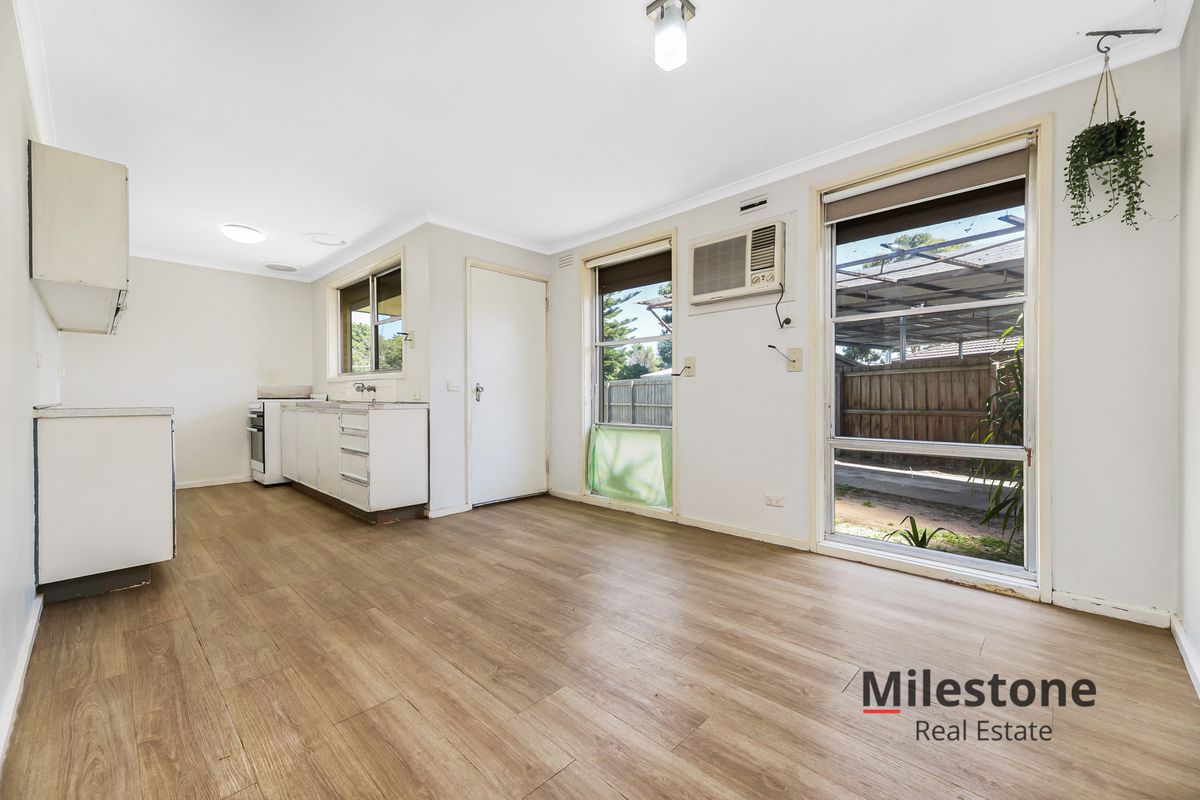 13 Fairbairn road, Cranbourne