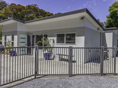 1936 Huon Highway, Grove