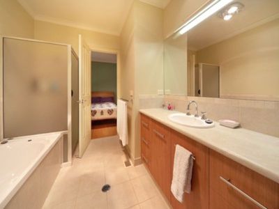 2 Bindi Court, Lavington