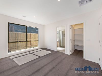 8 Dame Avenue, Clyde North