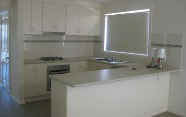 2 / 7 Syme Road, Pakenham