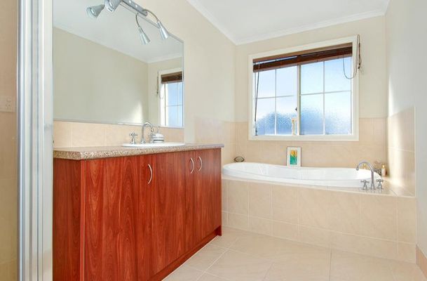 2 Roanoke Green, Craigieburn