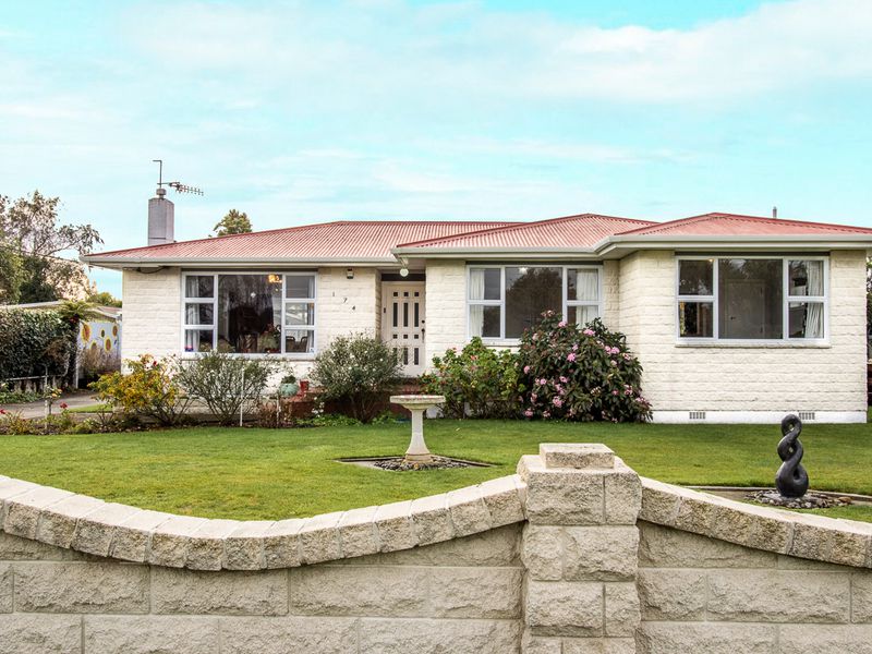 174 QUEEN Street West, Levin