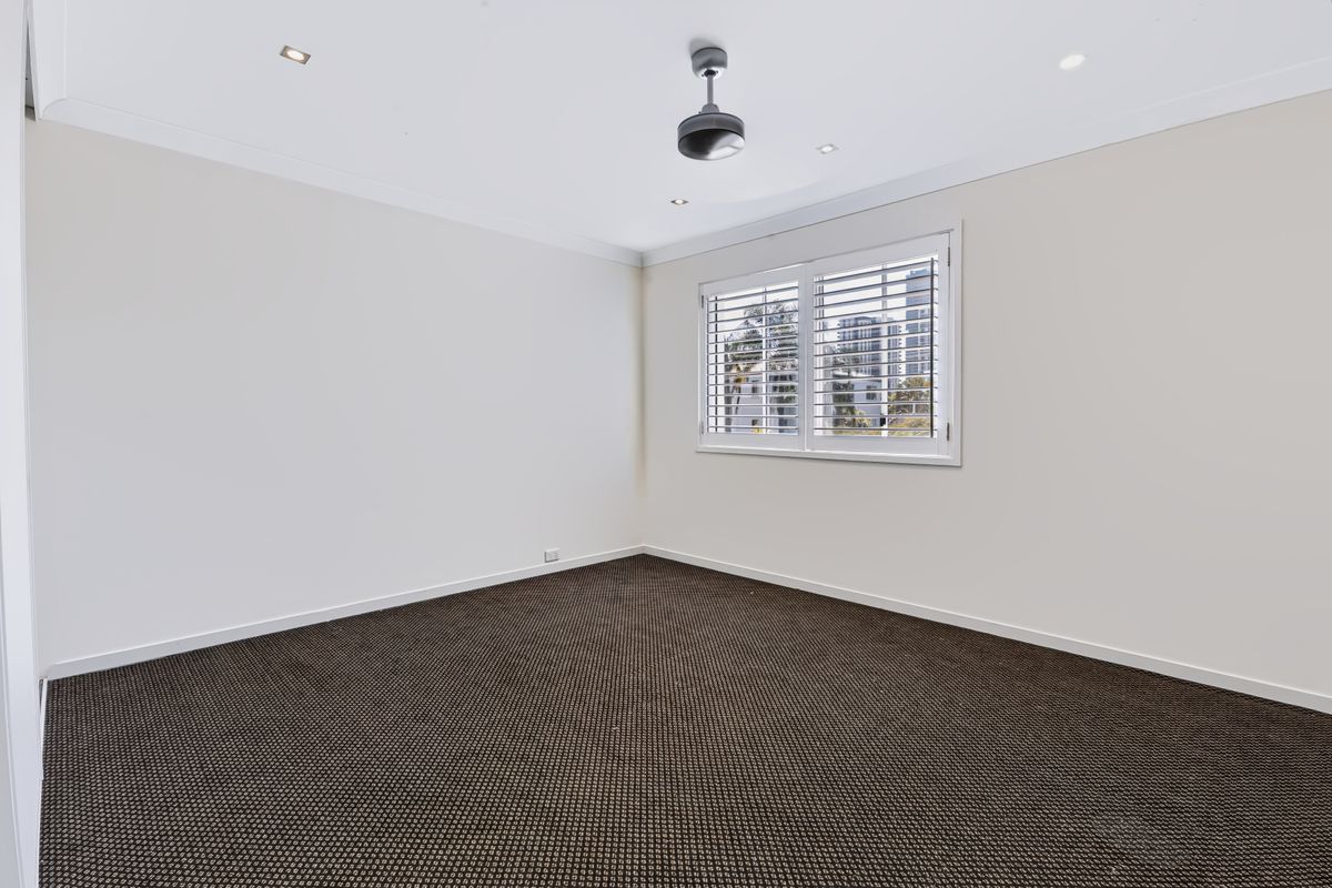 2 / 4 Orvieto Avenue, Mermaid Waters