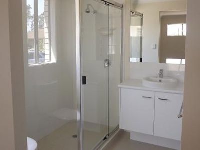 25 Lorikeet Parade, Dakabin