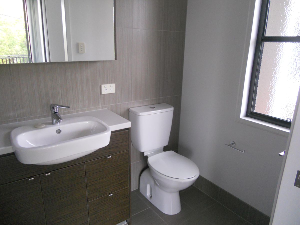 1 / 53 Lambert Road, Indooroopilly