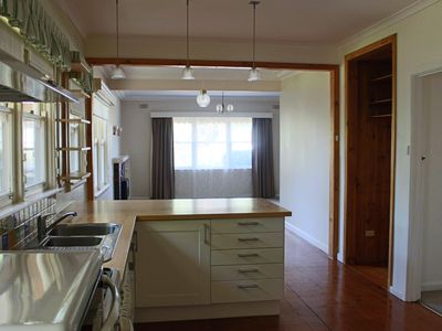 8 Araluen Parade, Belmont