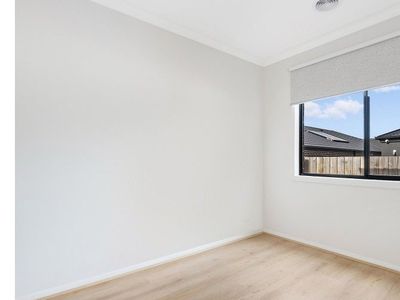 25 Winnows Street, Officer