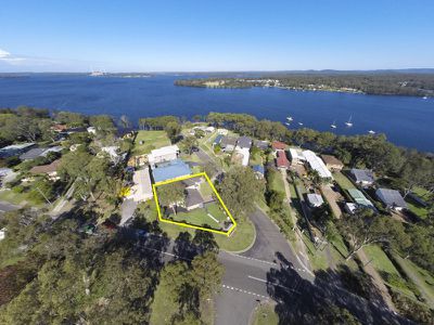 2 Lake View Ave, Brightwaters