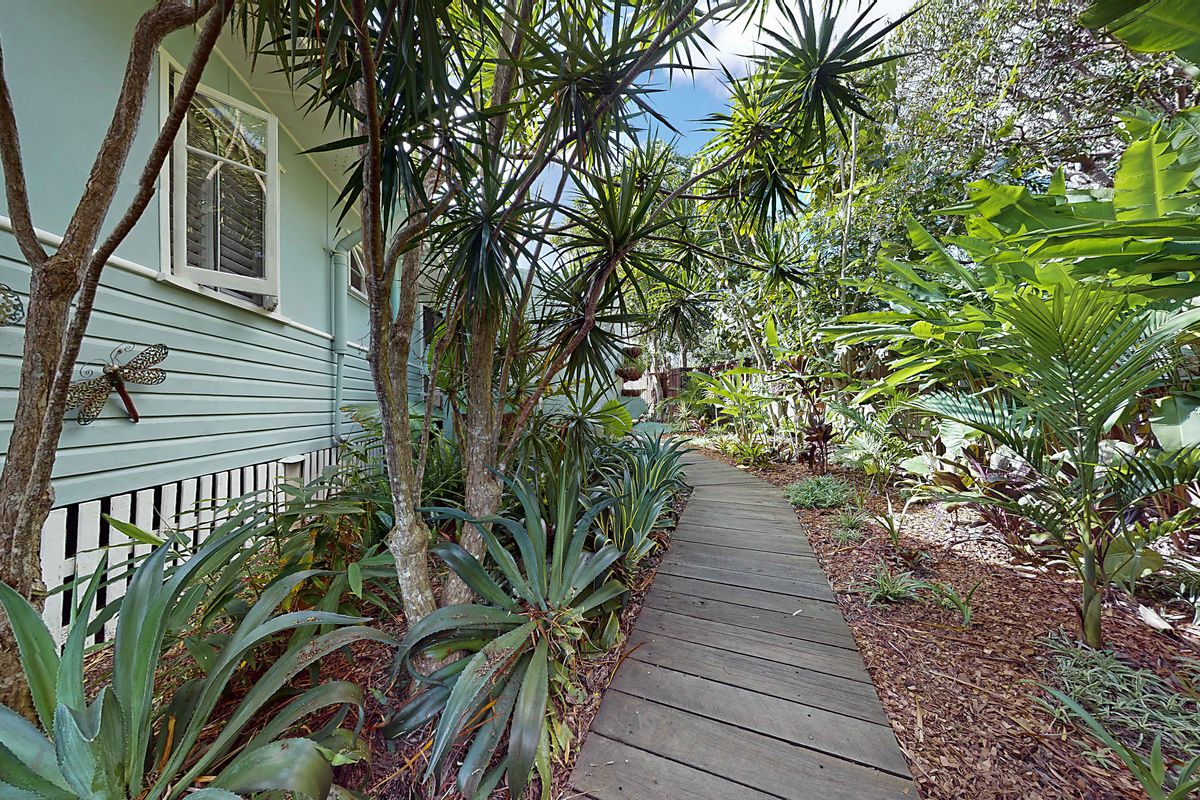 2 Lake View Dr, Tewantin
