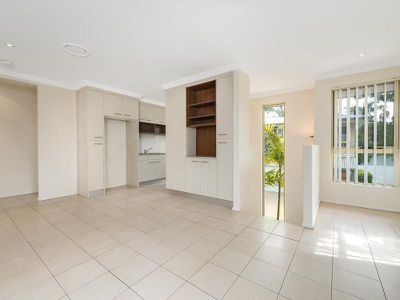 2 / 4 Locke Street, Southport