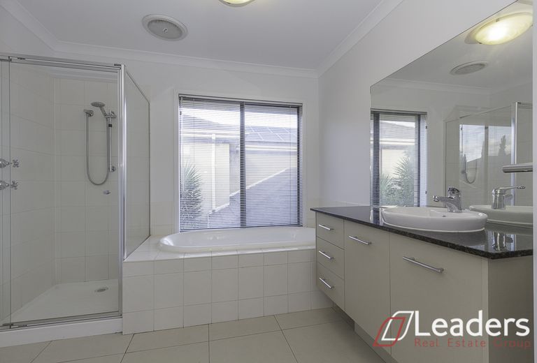 7 Waterstone Cove, Sanctuary Lakes